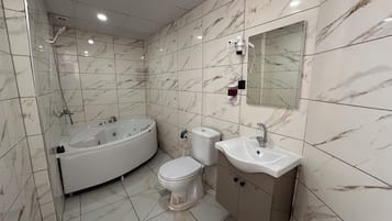 Suíte luxo, vista para a cidade | Banheiro | Chuveiro, secador de cabelo, toalhas de banho, sabonete