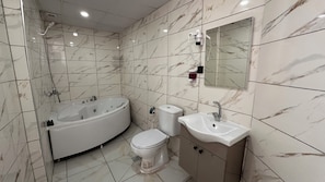 Suite Deluxe, vue ville | Salle de bain | Douche, sèche-cheveux, serviettes fournies, savon