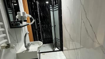 Chambre Quadruple Familiale, vue ville | Salle de bain | Douche, sèche-cheveux, serviettes fournies, savon