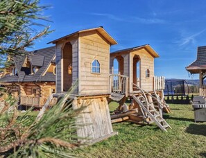 A wooden playhouse with a ramp and a window. - Holiday Home in Podhale, Jacuzzi, Sauna (Poronin)