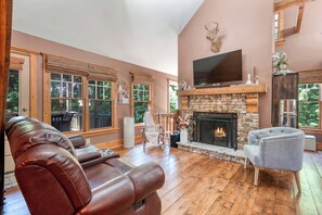 Living area - *Coming Soon* Cozy Watts Bar Getaway for Families & Friends (Rhea County)
