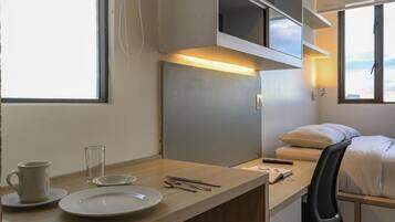Departamento estándar, vista a la ciudad | Caja de seguridad en la habitación, escritorio y wifi gratis
