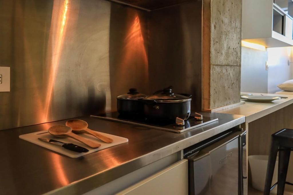 Frigobar, microondas, placa de cocina, utensilios de cocina