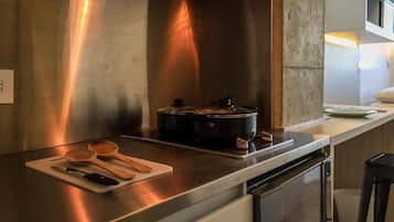 Frigobar, microondas, placa de cocina, utensilios de cocina