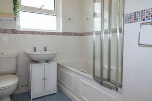 Ein Badezimmer mit Toilette, Waschbecken und Dusche.
