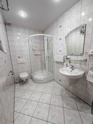 Buồng tắm vòi sen, khăn tắm, xà phòng, dầu gội 