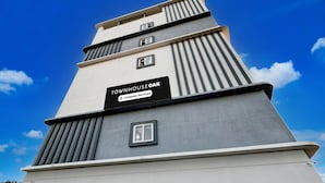 Un edificio de varios pisos con un letrero que dice 'Townhouse Oak'.