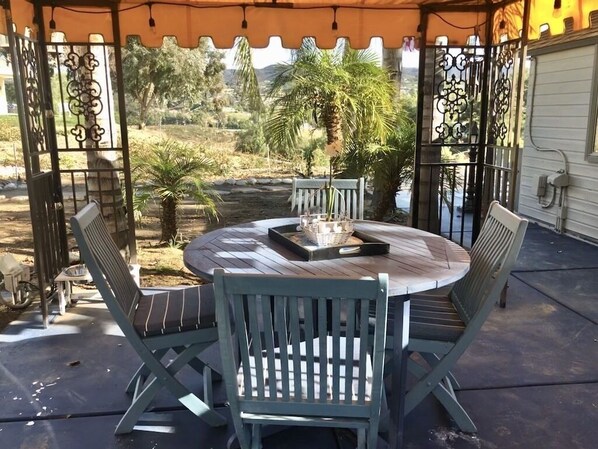 Outdoor dining - Breathtaking view in the heart of wine country (Temecula)