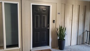 Interior - Gainesville 2BR/2BA Comfort Stay (Gainesville)