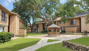 Exterior - Gainesville 2BR/2BA Comfort Stay (Gainesville)