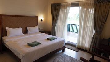 Executive Cottage, Garden View | Desk, laptop workspace, blackout drapes, soundproofing
