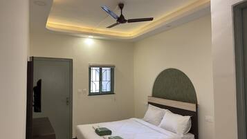Standard Single Room, Garden View | Desk, laptop workspace, blackout drapes, soundproofing
