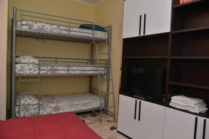 Tabla de planchar con plancha, wifi, ropa de cama