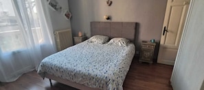Desk, iron/ironing board, WiFi (free), bed sheets - Vrbo Property (saint laurent du var)