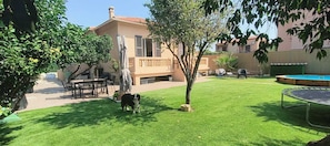 Outdoor dining - Vrbo Property (saint laurent du var)