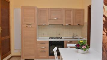 Coffee/tea maker, fridge, oven, stovetop