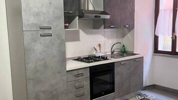 Refrigerador, horno, parrilla de estufa y utensilios de cocina