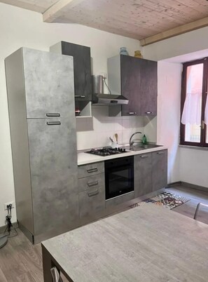Kühlschrank, Ofen, Herdplatte, Kochgeschirr/Geschirr/Besteck