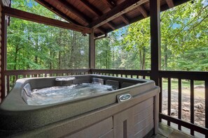 Unclassified image, 2 of 19, button - Cozy Gatlinburg Cabin, Sleeps 10 , Hot Tub , Game Loft (Gatlinburg)
