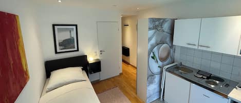 Iron/ironing board, internet, bed sheets