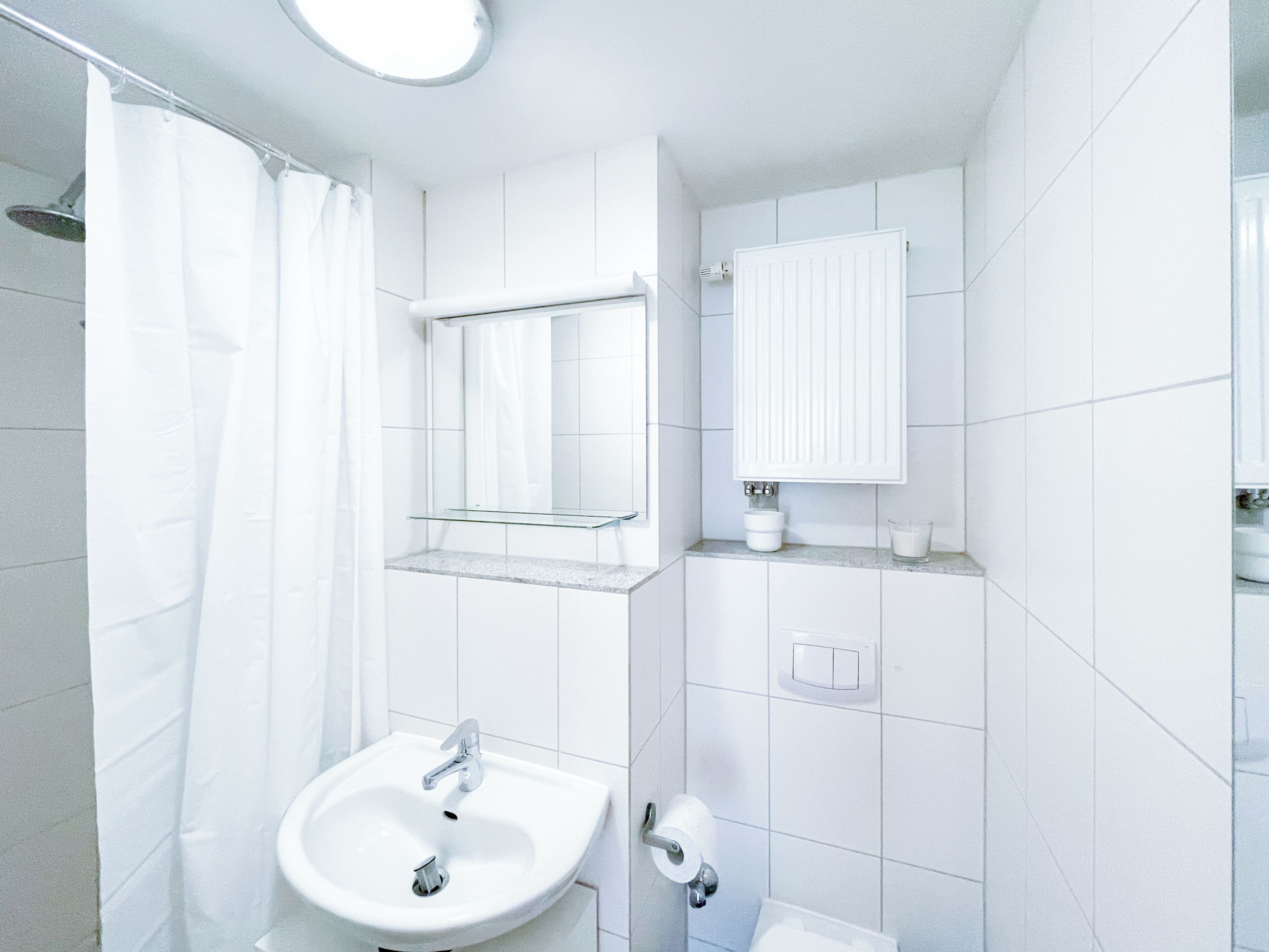 Een douche, een haardroger, handdoeken, zeep