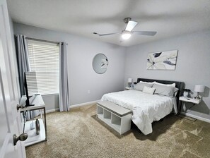 Tabla de planchar con plancha, wifi gratis y ropa de cama 