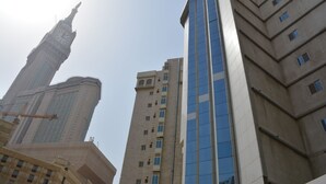 Un immeuble de grande hauteur, doté d’un beffroi remarquable et d’une façade moderne en verre.