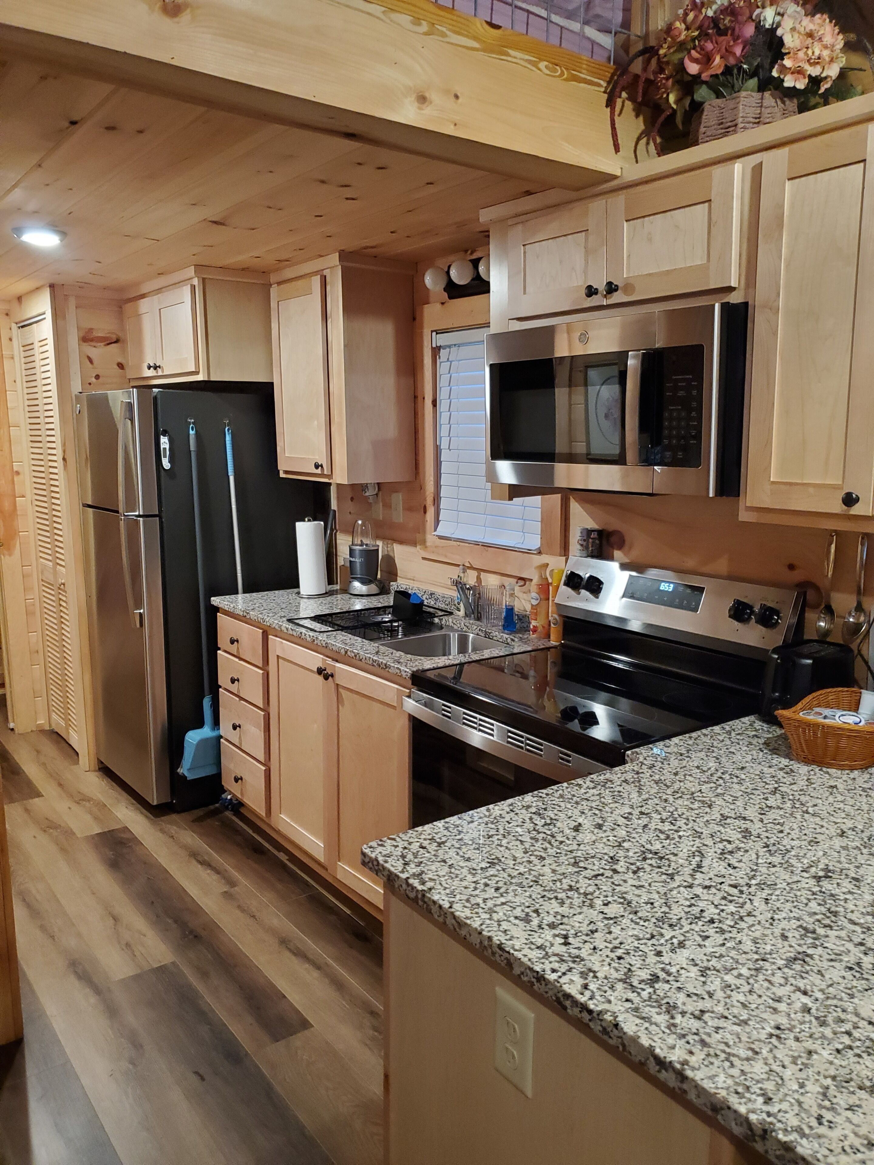 Coffee/tea maker, fridge, microwave, oven