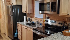 Wasserkocher mit Kaffee-/Teezubehör, Kühlschrank, Mikrowelle, Ofen