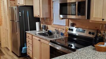 Coffee/tea maker, fridge, microwave, oven