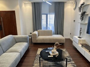 Living area - Modern 4-Bedroom Apartment in Lekki 1 with Snooker, Fast Wi-Fi & 24/7 Power (Lekki)