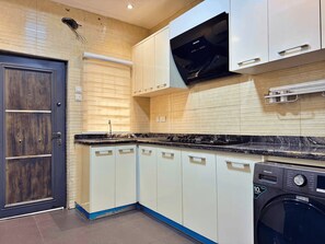Eco-friendly cleaning products - Modern 4-Bedroom Apartment in Lekki 1 with Snooker, Fast Wi-Fi & 24/7 Power (Lekki)