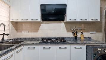Refrigerador, microondas, horno y parrilla de estufa