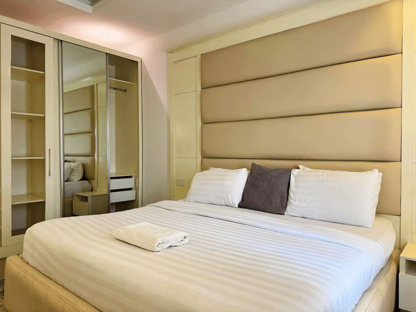 Escritorio, tabla de planchar con plancha, wifi gratis y ropa de cama 