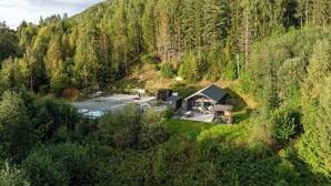 A cabin surrounded by dense forest, with a clear view of the surrounding nature. - Modern cabin by Krøderfjorden near Norefjell (Noresund)