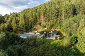 Eine Hütte, umgeben von dichtem Wald, mit freiem Blick auf die umliegende Natur.