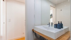 Bathroom - Bright 1BR Flat in Bairro Alto by LovelyStay (Encarnação)