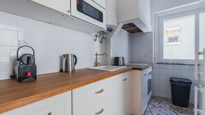 Kaffetrakter/tekoker, kjøleskap, mikrobølgeovn og ovn