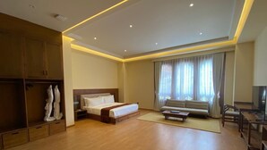 Habitación Deluxe con 1 cama doble o 2 individuales, balcón, vistas a la montaña | Zona de estar