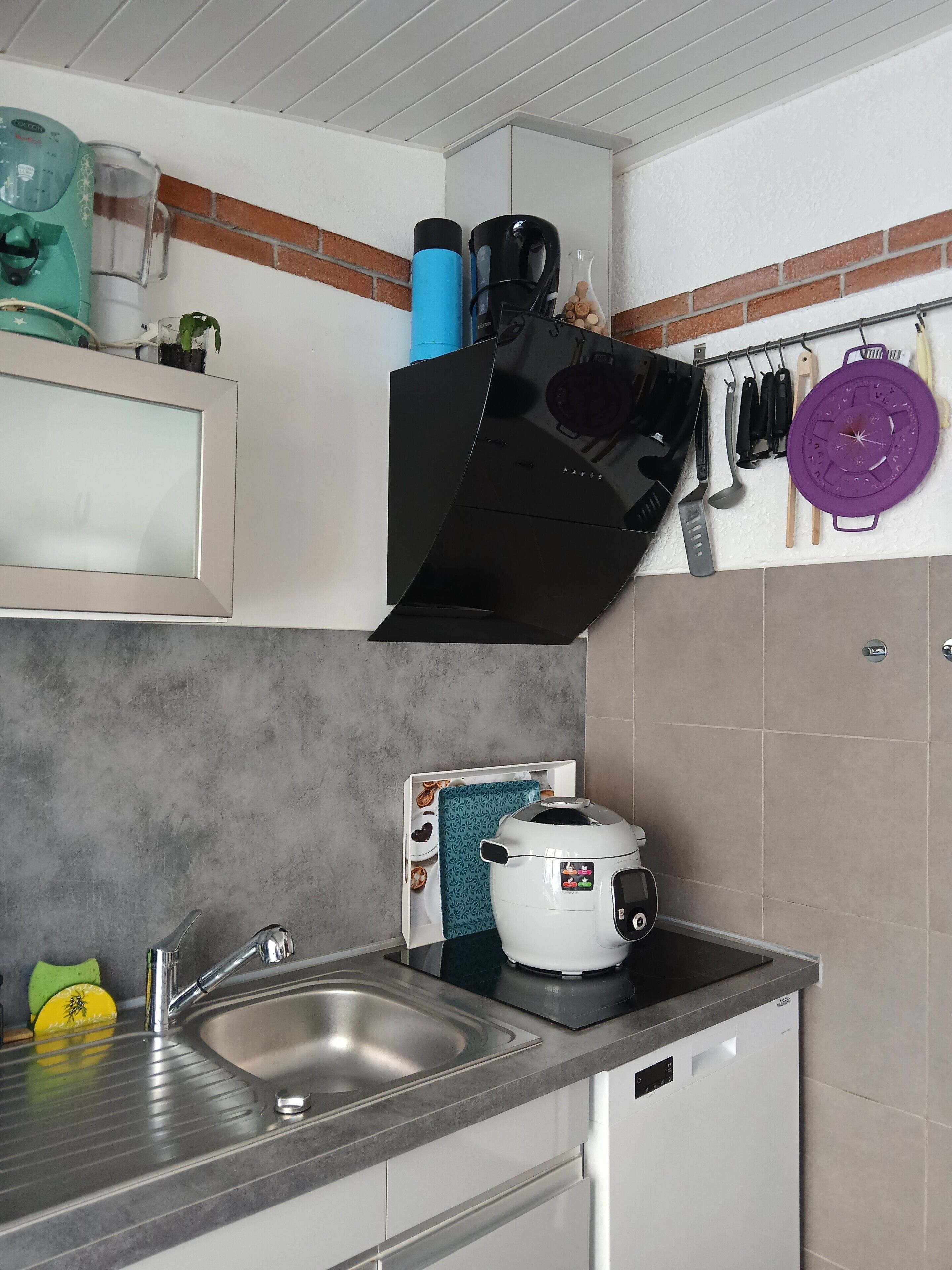 Cafetière/bouilloire, réfrigérateur, micro-ondes, four