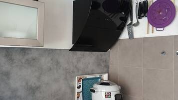 Cafetière/bouilloire, réfrigérateur, micro-ondes, four