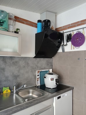 Cafetera y tetera, refrigerador, microondas y horno 