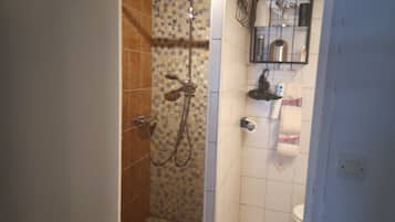 Douche, séchoir à cheveux, serviettes fournies