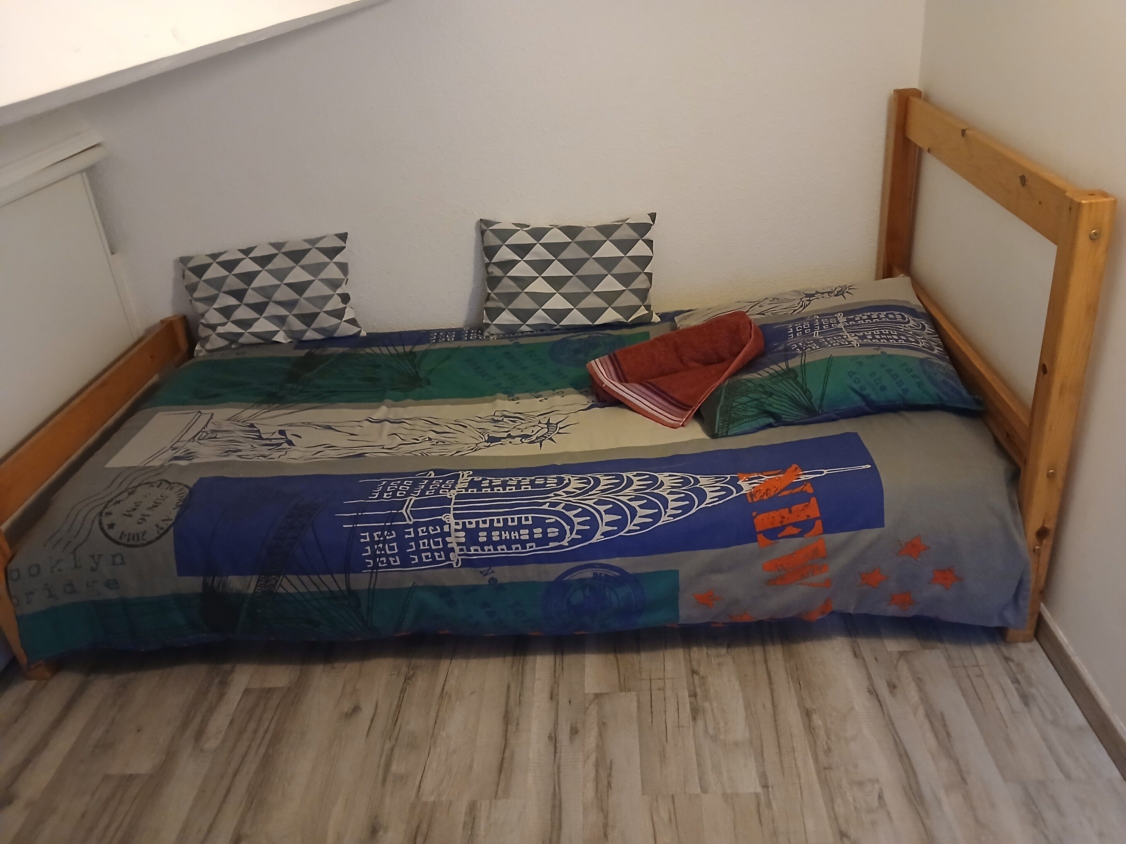 Een strijkplank/strijkijzer, wifi, beddengoed