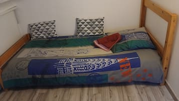 Een strijkplank/strijkijzer, wifi, beddengoed