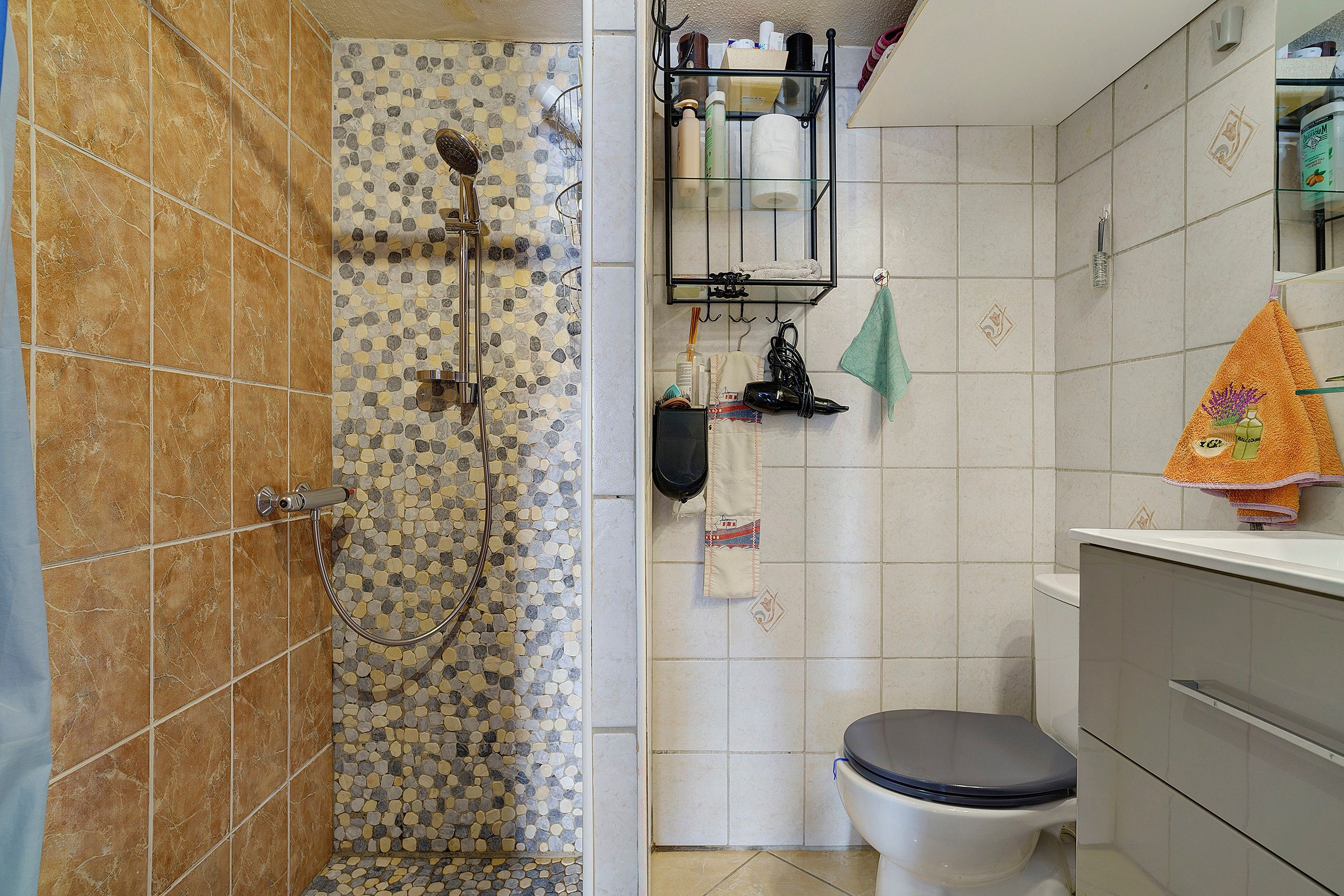 Douche, sèche-cheveux, serviettes fournies