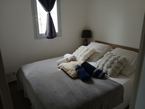 Tabla de planchar con plancha, wifi y ropa de cama 