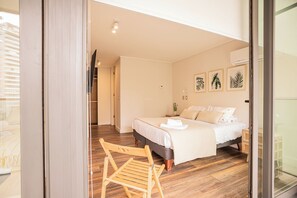 Ein modernes Schlafzimmer mit einem Bett, einem Nachttisch und einem Holzstuhl.