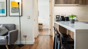 Eine moderne Küche mit Holzschränken, einer Bar und einem Essbereich mit Hockern.