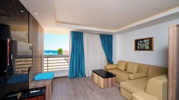 Junior Suite, Beach View | Living area